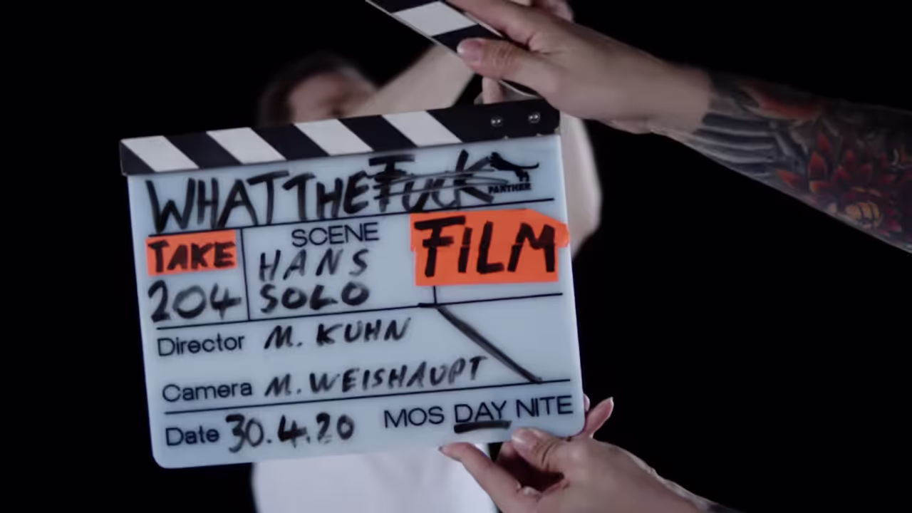 Vorschaubild für das WhatTheFilm Vorstellungsvideo zeigt eine Filmklappe mit dem Filmtitel "Hans Solo"